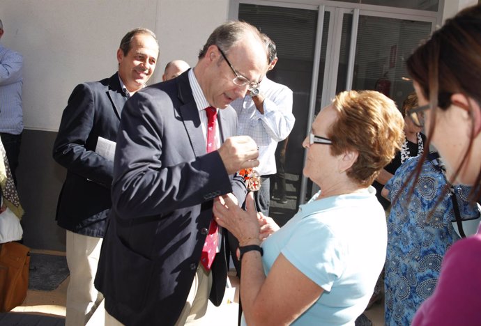 El alcalde entrega la llave a una de las vecinas de Maromeros