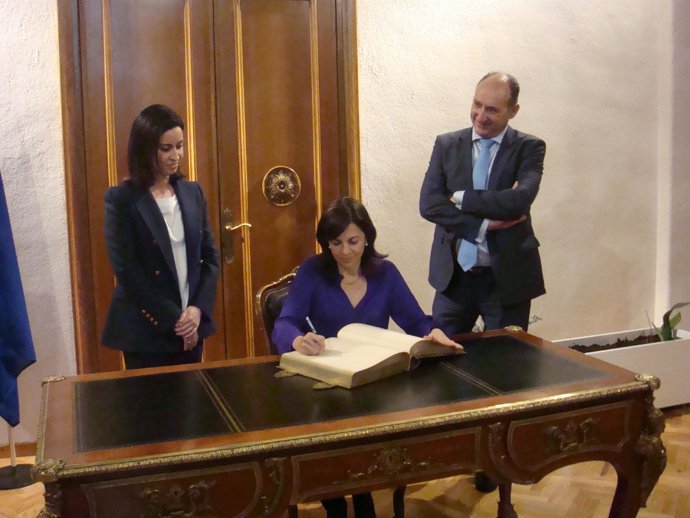 La embajadora de Panamá firmando en el libro de honor del Ayuntamiento