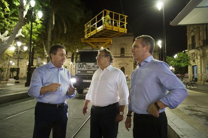 Zoido supervisa la retirada de las catenarias.