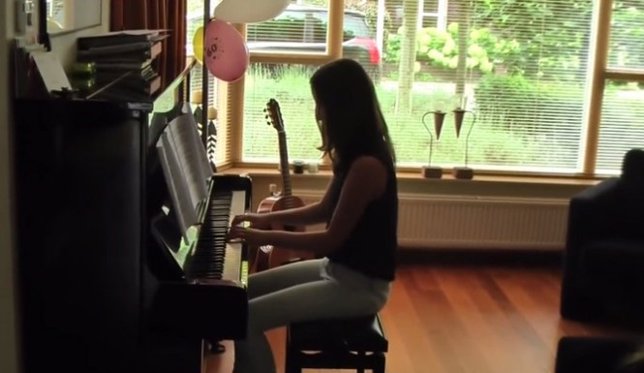 Anna Van Keulen tocando el piano
