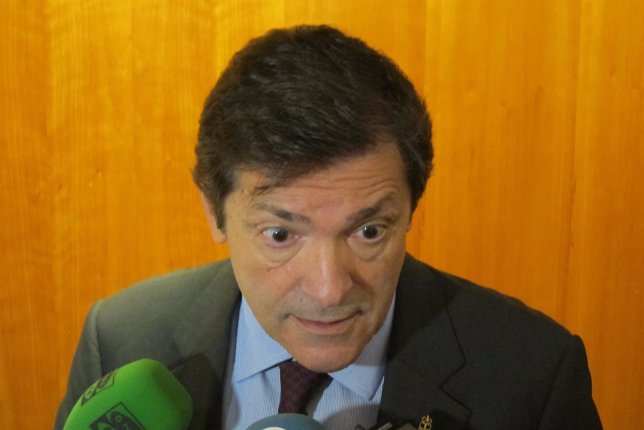Javier Fernández en los pasillos de la Junta General