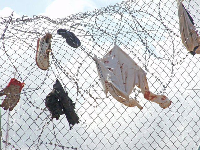 Enseres personales de inmigrantes ilegales en la valla de Melilla.