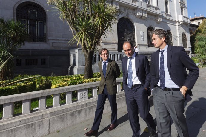 Diego, Lasalle y De la Serna en el edificio del Banco de España
