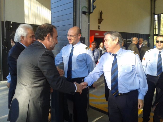 El conseller Ramon Espadaler saluda a unos bomberos