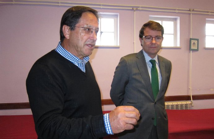 Emiliano Tapia (i) y Alfonso Fernández Mañueco (d)