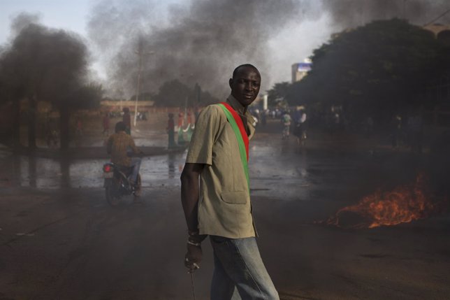 Un manifestante antigobierno en el área de las protestas en Ougadougou