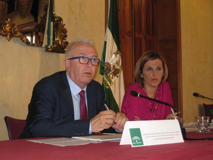 Sanchez Maldonado junto a la delegada de la Junta en Almería, Sonia Ferrer