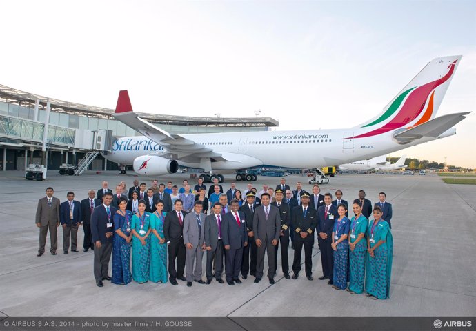 Miembros SriLankan Airlines con el nuevo avión 