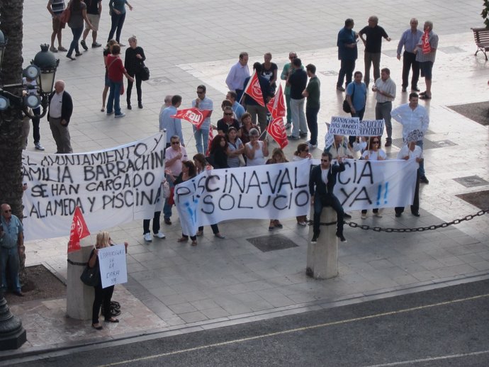 Trabajadores de Piscina Valencia ante el Ayuntamiento