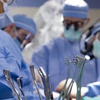 La espera para operarse sube en las áreas de A Coruña, Ourense y Vigo y baja en Santiago, Ferrol, Lugo y Pontevedra