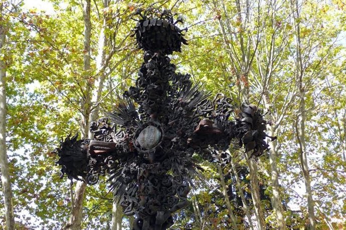 Cruz de Constantino Manzana.