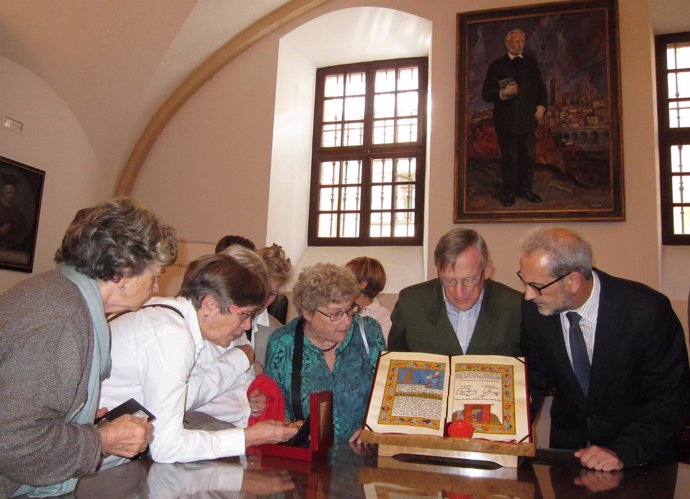 Familiares de Unamuno y el rector contemplan la Medalla de Oro de la Ciudad 