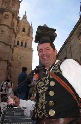 'El Mariquelo' Antes De Iniciar La Subida A La Catedral De Salamanca