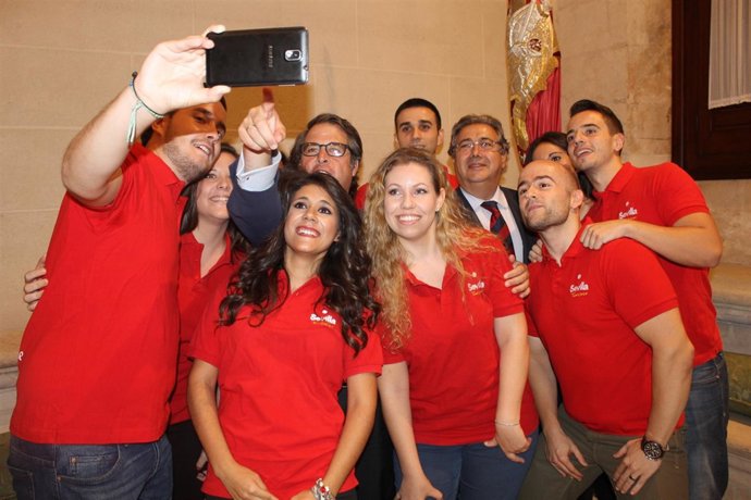 Zoido despide a estudiantes que trabajan en Friburgo