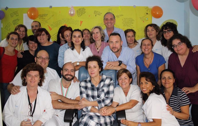 Sanitarios del Carlos III celebran el fin del aislamiento de Teresa Romero