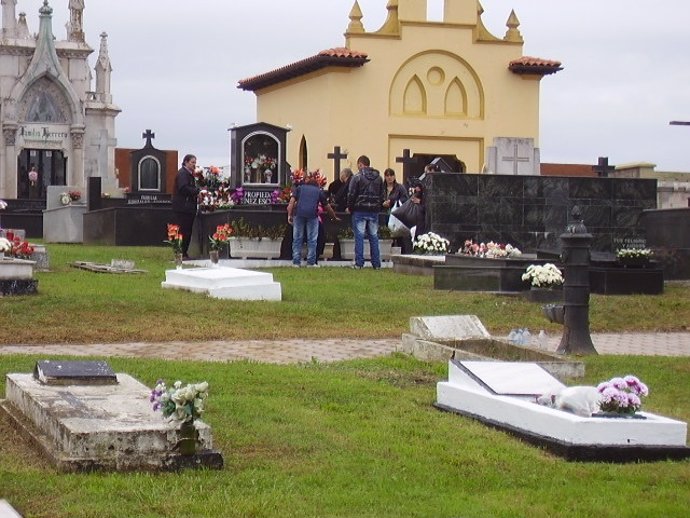 Personas en el cementerio de Candás, en el Día de Todos los Santos. 