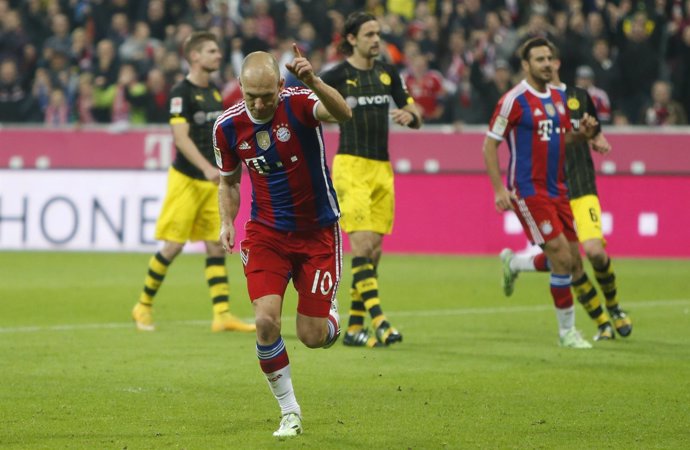 Robben celebra el gol que sirve para derrotar al Dortmund