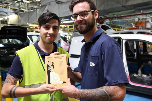 Trabajadores de Ford participantes en  'Autores y autos ¡Arráncate a leer!'v.