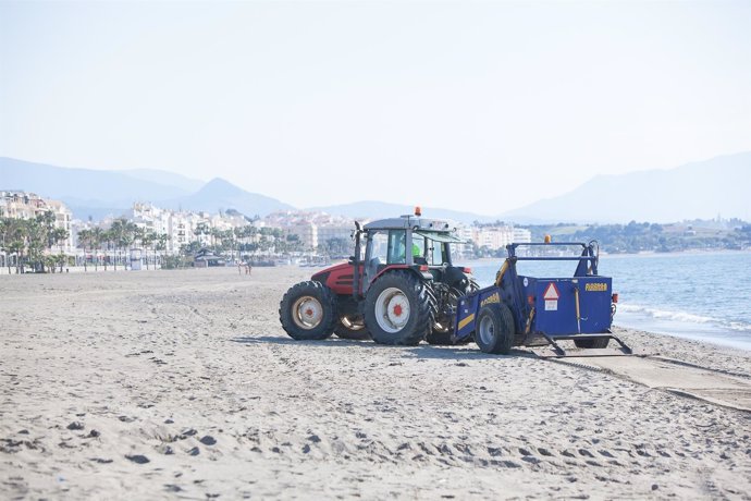 Trabajos de aporte de arena en la playas de Estepona turismo