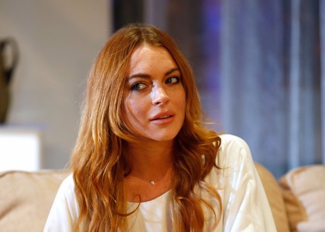 LONDON, ENGLAND - SEPTEMBER 30:  Lindsay Lohan performs during a photocall for 