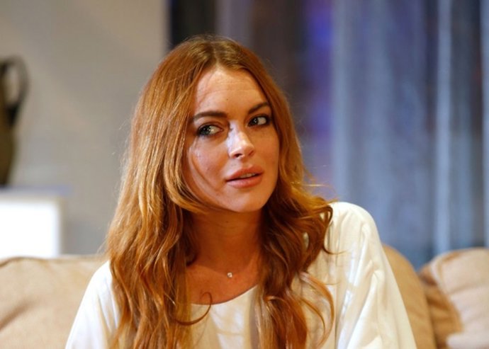 LONDON, ENGLAND - SEPTEMBER 30:  Lindsay Lohan performs during a photocall for "