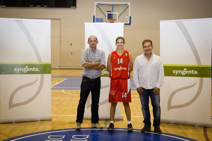 Elena Rueda, capitana del CB Almería, con José Luis Pasadas y  Antonio Salvador