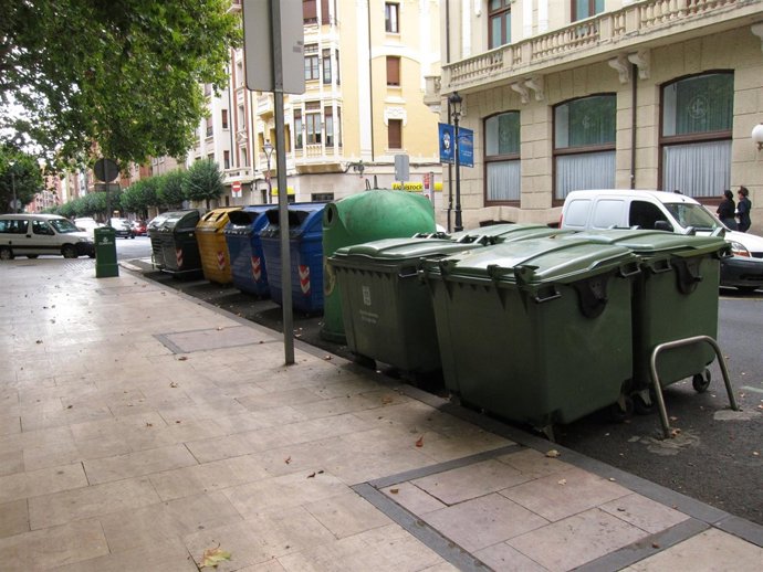 Contenedores en una calle de Logroño