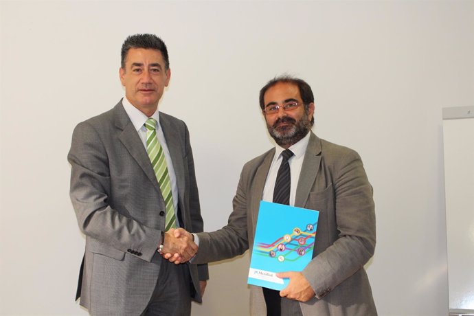 El t. De alcalde X. Tarrés y el director comercial de MicroBank M. Sepúlveda