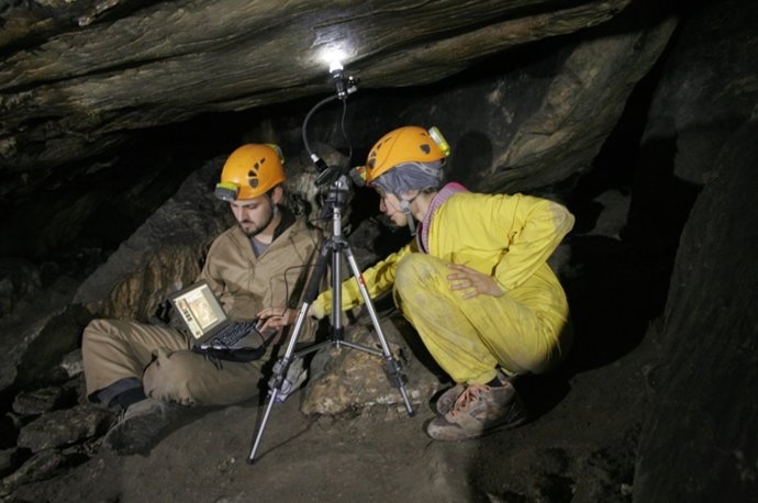 Dos miembros del equipo de investigación analizan la Cueva del Morrón.