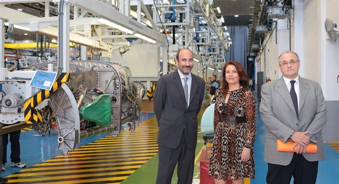 Carmen Crespo, durante la visita a la planta de Airbus