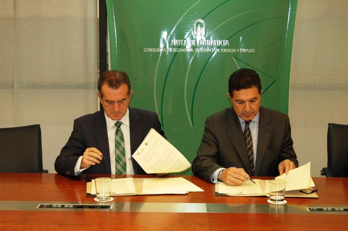 Firma del acuerdo entre Andalucía Emprende y Unicaja Banco