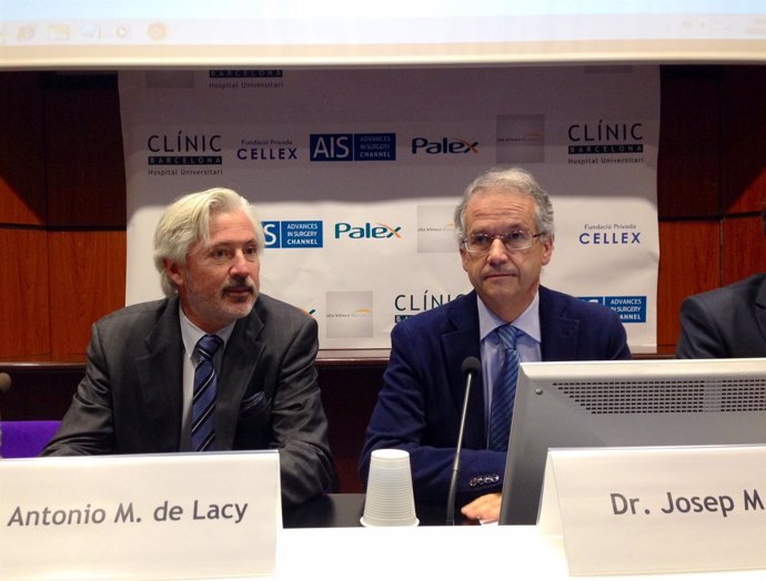 El cirujano Antonio de Lacy y el director del Hospital Clínic, Josep Maria Piqué