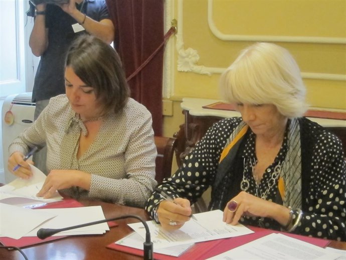 Cortés y Martínez en la firma del convenio