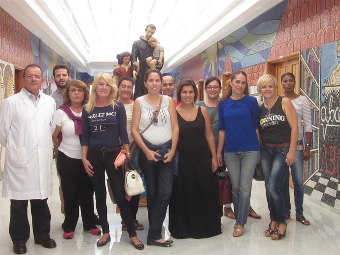 Voluntarios del Grupo Anfi colaboran en la confección de más 3.000 misivas