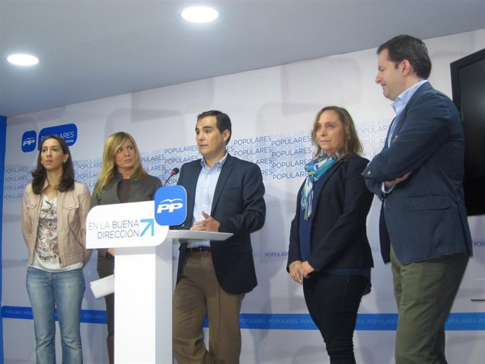 José Antonio Nieto acompañado de parlamentarios del PP cordobés