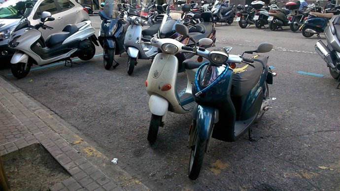 Motos en la zona azul de Viapol.