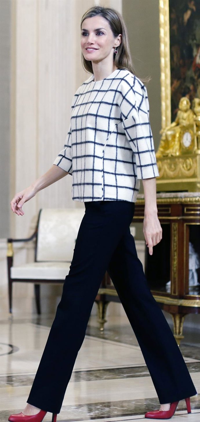 La Reina Letizia apuesta de nuevo por su look solidario
