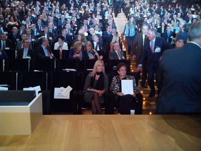 Castedo sentada junto a Luisa Pastor y a la espera de la entrada del rey