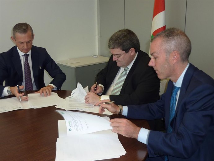 Firma de un convenio de La Caixa y Caja Rural Navarra con Aburto
