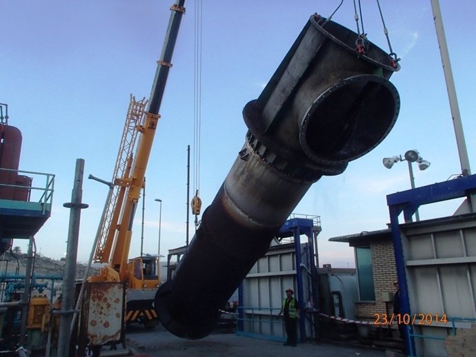 Operarios en labores de revisión de la central térmica de Carboneras