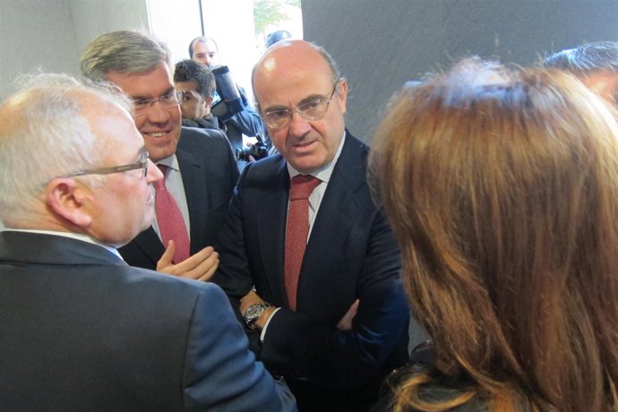 De Guindos conversa con Parra, Crespo y Fernandez de Moya.