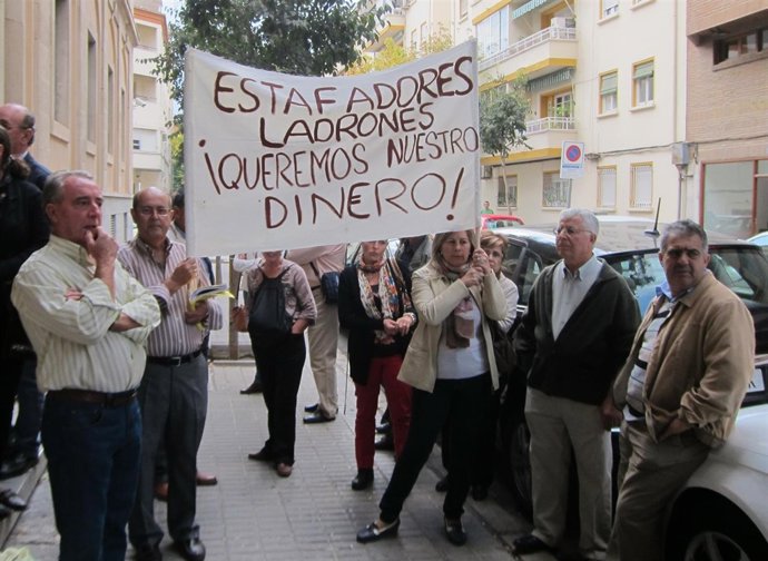 Concentración de afectados por el caso Iniosa en la Audiencia de Jaén