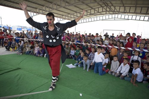 Boris en su actuación ante los niños refugiados en Domiz