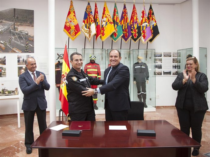 El jefe de la UME, tte. General César Muro, y el alcalde de Alcalá de Henares
