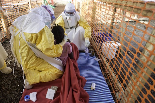 Médicos de MSF atienden a una joven con ébola en Sierra Leona