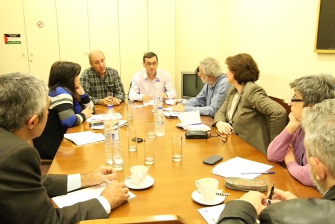 El portavoz de Izquierda Plural, José Luis Centella, en una reunión con Syriza