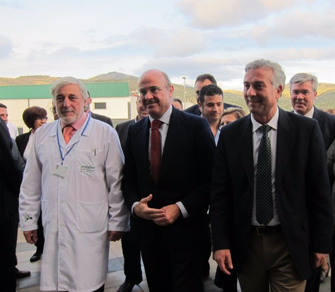 El ministro de Economía, Luis de Guindos (centro), a su llegada a Andaltec.