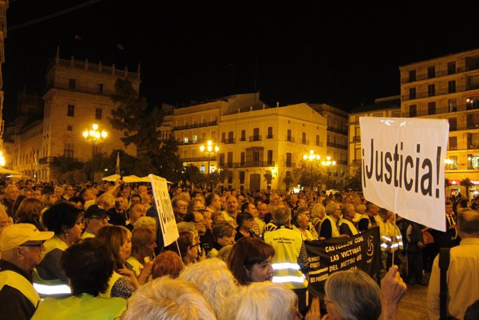 Concentración convocada por la AVM3J en la plaza de la Virgen de Valencia