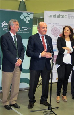 Luis de Guindos, en el centro, durante su intervención en Andaltec.