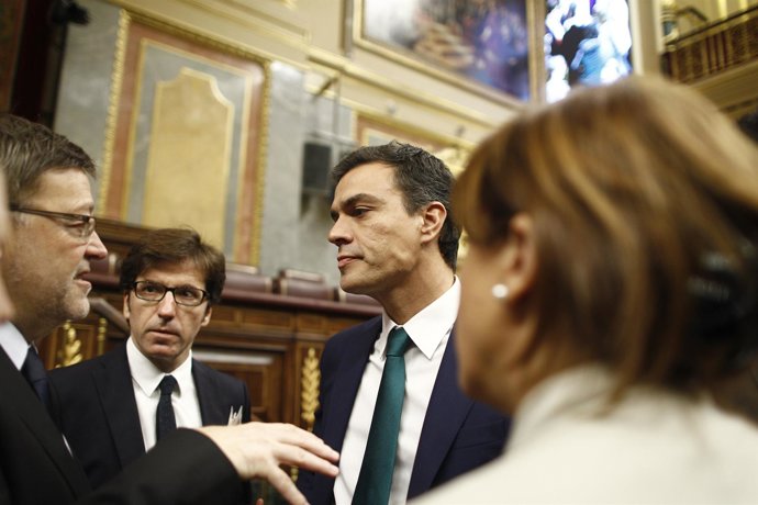 Pedro Sánchez, Ximo Puig y Juan Moscoso, diputado por Navarra